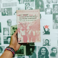 Image of jalur baru sesudah runtuhnya ekonomi terpimpin (the leader, the man and the gun)